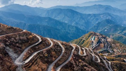 Neue Seidenstraße in bergigem Gelände