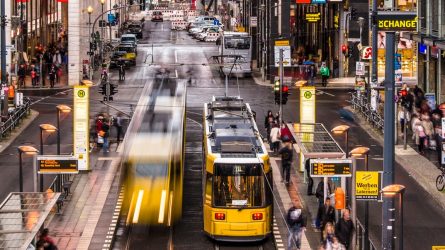 Straßenbahn in der Innenstadt © SeanPavonePhoto