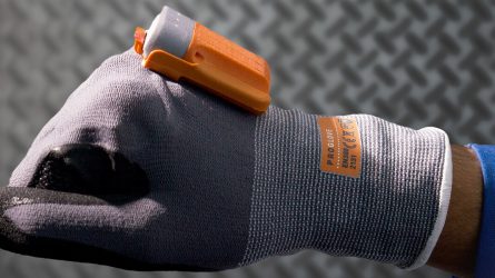 Beide Hände frei fürs Kommissionieren. Der Scanhandschuh erleichtert die Arbeit im Logistikzentrum. © ProGlove