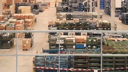 So ähnlich wie ein „Baukasten“. In Duisburg kommen komplett zerlegte Transporter an. Der Fachmann nennt das Completely Knocked Down (CKD). ©SDAG