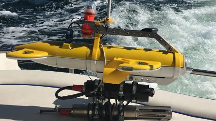 Ein schwarmfähiger MONSUN AUV wartet am Heck des Forschungsschiffs auf seinen Einsatz unter Wasser. © Benjamin Meyer / Universität zu Lübeck
