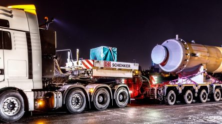 Schwertransporte brauchen eine sorgfältige Planung - so wie hier beim Transport eines 92 Tonnen schweren Gaskühlers. © DB Schenker