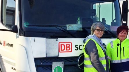 Seit 18 Jahren mit dem Lkw auf Achse: Nancy Polomsky (rechts) – hier während des Drehs mit dem MDR © DB Schenker