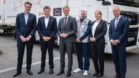 Abschiedsfoto vor dem Platoon-Lkw: Joachim Drees (Vorstandvorsitzender MAN Truck & Bus SE), Alexander Doll (Vorstand Finanzen, Güterverkehr und Logistik der DB), Dr. Dr. Tobias Miethaner ((Abteilungsleiter Digitale Gesellschaft im Bundesministerium für Verkehr und digitale Infrastruktur), Andy Kipping (DB Schenker), Prof. Dr. Sabine Hammer und Prof. Dr. phil. habil. Christian T. Haas (beide Hochschule Fresenius) © Hoelzl/DB