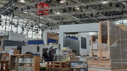 Nur noch wenige Tage bis zur Messe: Die Vorbereitungen laufen auf Hochtouren. © DB Schenker