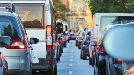 Multimodale Konzepte sollen helfen, den Umstieg von Individualverkehr zum ÖPNV zu erleichtern. © stock.adobe.com / Kara