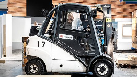 Just in Time der besonderen Art: DB Schenker-Mitarbeiter bringen Fracht mit dem Stapler in die Messehalle. © DB Schenker/Michael Neuhaus