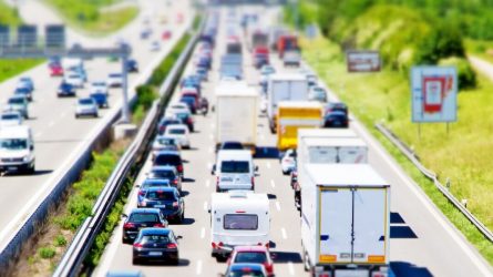 Die Sonne als Energiespender: Das Fraunhofer IKTS entwickelt Solarplanen für Lkw. © stock.adobe.com / Jürgen Fälchle