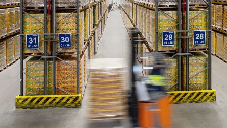 Bildunterschrift: Lebensmittellogistik ist einer der Schwerpunkte auf den 21.000 qm Gesamtlagerfläche in der Lagerhalle in Güstrow © DB Schenker / Max Lautenschläger