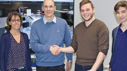 Christina Kunze und Gerald Müller von DB Schenker zusammen mit Frederick Böhke und Lukas Leder (Wayward Studios) bei der Vertragsunterzeichnung. © DB Schenker