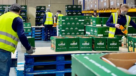 DB Schenker betreut am Standort Rostock den Fruchtsafthersteller albi als Kontraktlogistikpartner. © DB Schenker