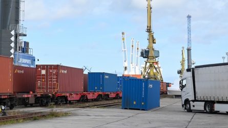 Bahn, Schiff und Lastwagen: Im Seehafen Rostock treffen alle zusammen, um medizinische Schutzausrüstung nach Europa zu bringen. © O.Lang / DB Cargo