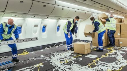 Die Corona-Pandemie hat die Lieferketten weltweit durcheinandergebracht. Mit ungewöhnlichen Lösungen sicherten die Logistiker den Nachschub ihrer Kunden. Zum Beispiel durch den Umbau von Passagier- zu Frachtflugzeugen. © DB AG