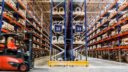 Gabelstapler fährt entlang Regalen in Logistikhalle © Schenker Deutschland AG / Stefan Sämmer