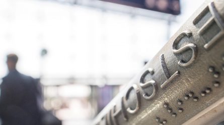 Ein Fall für den 3D-Drucker: individualisierte Handlaufschilder am Bahnhofsausgang. © DB AG/Oliver Lang