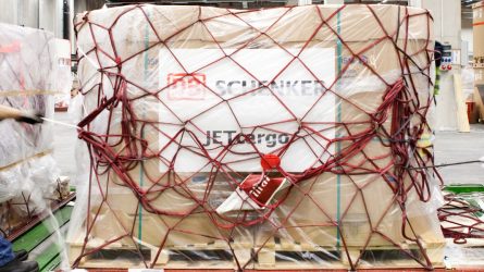 Die Corona-Pandemie hat die Luftfracht mächtig durcheinander gewirbelt: Sinkende Kapazitäten, hoher Zeitdruck und neue, sichere Arbeitsformen setzen die Logistikbranche unter Druck. © DB Schenker / Michael Neuhaus