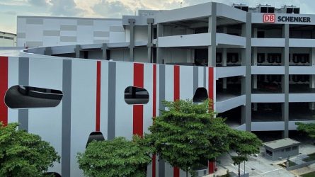 Hightech-Logistik auf einer Fläche von sieben Fußballfeldern: Mehr als 51.400 Quadratmeter umfasst das neue fünfstöckige Red Lion-Warehouse. © DB Schenker