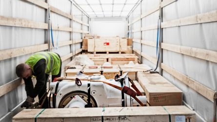 Wer befördert eine Ladung Maschinenteile schnell und sicher zum Empfänger? Mit Drive4Schenker finden Fracht und Lkw zusammen. © DB Schenker / Michael Neuhaus