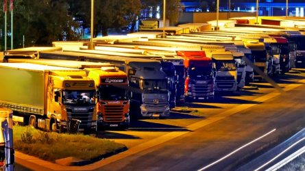 Immer mehr Lkw auf den Straßen aber nicht genug Parkplätze: Für Berufskraftfahrer ist das ein großes Problem. © picture alliance / JOKER | Paul Eckenroth