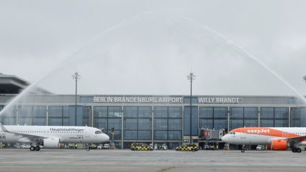Inbetriebnahme: Die ersten beiden Maschinen am BER werden von der Feuerwehr mit einem Wasserkonzert begrüßt © FFB/Thomas Truschel - Photothek