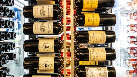 Empfindliche Fracht: Weinflaschen lagern im Warehouse. © DB Schenker/Michael Neuhaus