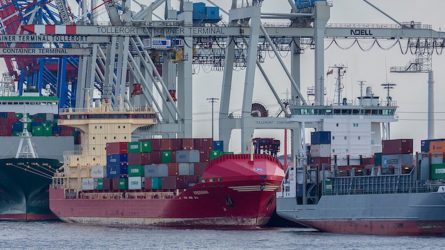 Feederverkehre im Hamburger Hafen: Angesichts vieler politischer Unwägbarkeiten brauchen Unternehmen vollständige Transparenz in ihren Lieferketten © HHM/Glaubitt