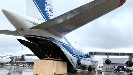 Bei strömendem Regen werden die Boxen mit der Impfstoffabfüllanlage verladen © DB Schenker/Mario Arnold