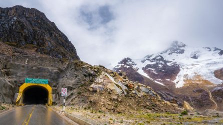 Nur noch wenige Meter zu Einfahrt in den höchstgelegenen Straßentunnel der Welt.  Foto: Jolyn Chua shutterstock.com