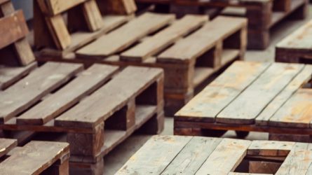 Ladungsträger als Möbelstück. Wo die Paletten wohl überall gewesen sind? © stock.adobe.com / Angelov