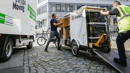 Umschlag in Hamburg Altona: Die Fracht wird vom eCanter auf das Lastenrad getragen. © DB AG/Max Lautenschläger