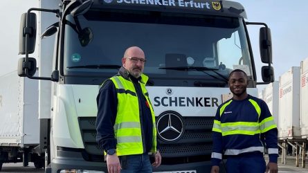 Mit Ehrgeiz und einem klaren Ziel vor Augen: Kingsley Igbinovia (rechts) hat es geschafft und ist nun Lkw-Fahrer in Erfurt. Hier mit Fuhrparkleiter Maik Ziegan. © DB Schenker