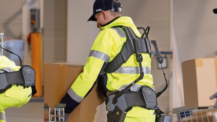 Exoskelette schaffen nachhaltige Entlastung bei der Handhabung schwerer Lasten © DB Schenker / Mirko Plha