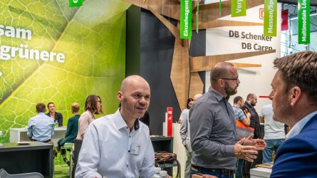 Der persönliche Kontakt am LogiMAT-Messestand gibt Gelegenheit, aktuelle logistische Herausforderung zu diskutieren und Lösungen zu finden. © DB Schenker / Michael Neuhaus
