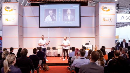 „Green Logistics. Kunst oder kann das weg?“ Beim Forum Innovationen der LogiMAT und am Messestand positioniert sich DB Schenker zu den aktuellen Themen der Logistik. © 2023. DB Schenker / Michael Neuhaus