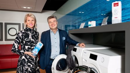 Minna Ekoluoma ja Esa Silver esittelevät Mielen tuotteita.