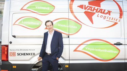 Vähälä Yhtiöiden uusi toimitusjohtaja Mikko Rehtilä nojaa Vähälä Yhtiöiden sähköpakettiautoon.