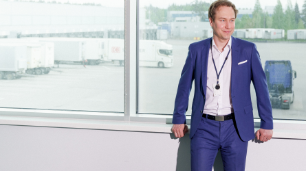 Mikko Rehtilä nojaa ikkunan edessä ikkunalautaan.