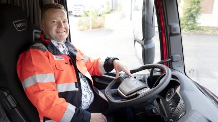 Ari Karjalainen istuu kaasuajoneuvon ohjaamossa.