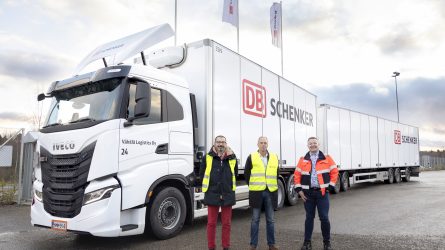 Cyrille Bonjean, Christian Drenthen ja Ari Juutilainen seisovat biokaasuauton edessä.