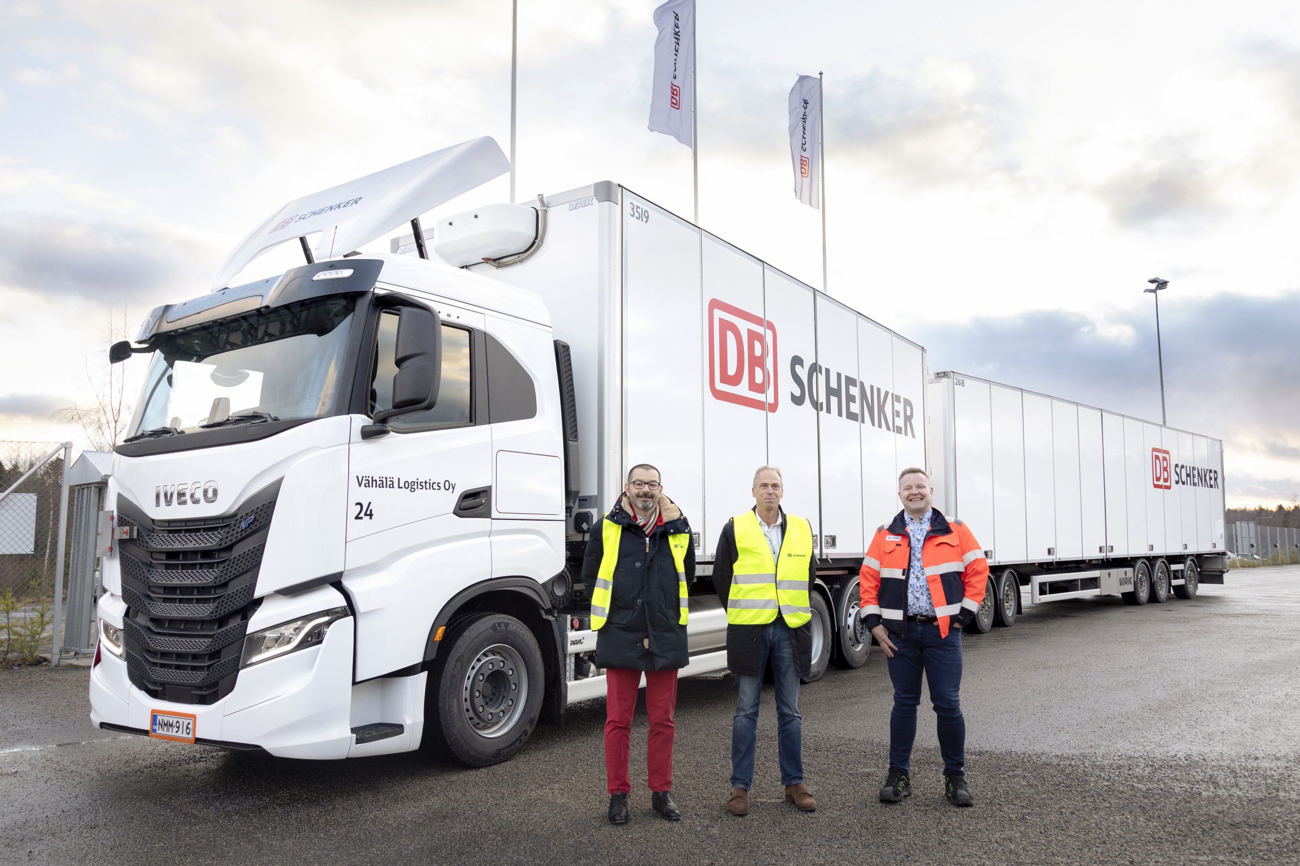 Cyrille Bonjean, Christian Drenthen ja Ari Juutilainen seisovat biokaasuauton edessä.