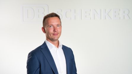 Janne Matikka seisoo DB Schenker -seinän edessä.