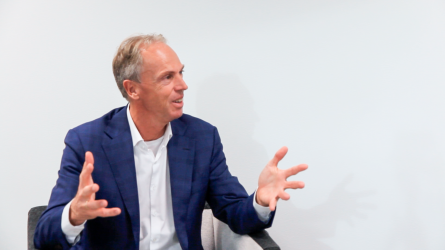 Christian Drenthen antamassa haastattelua Pulselle