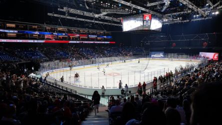 Jääkiekko-ottelu jäähallissa.