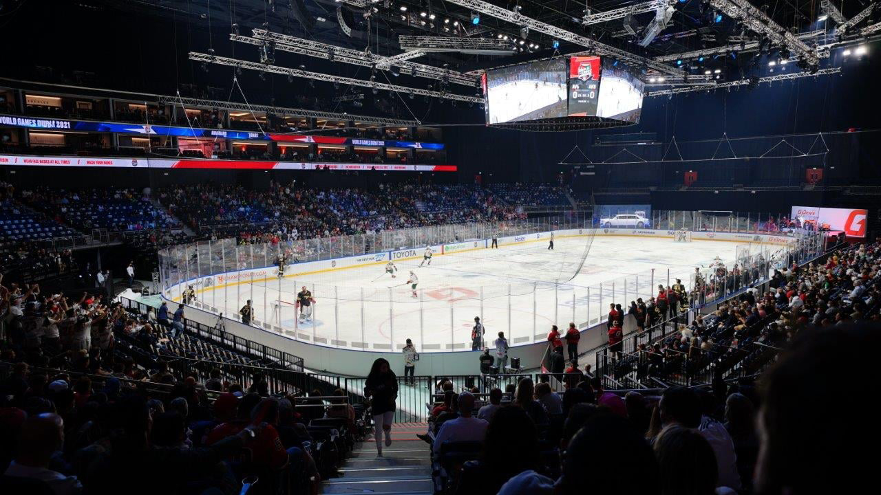 Jääkiekko-ottelu jäähallissa.