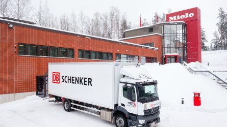 DB Schenkerin auto on pysäköity Miele Experience Centerin pihaan