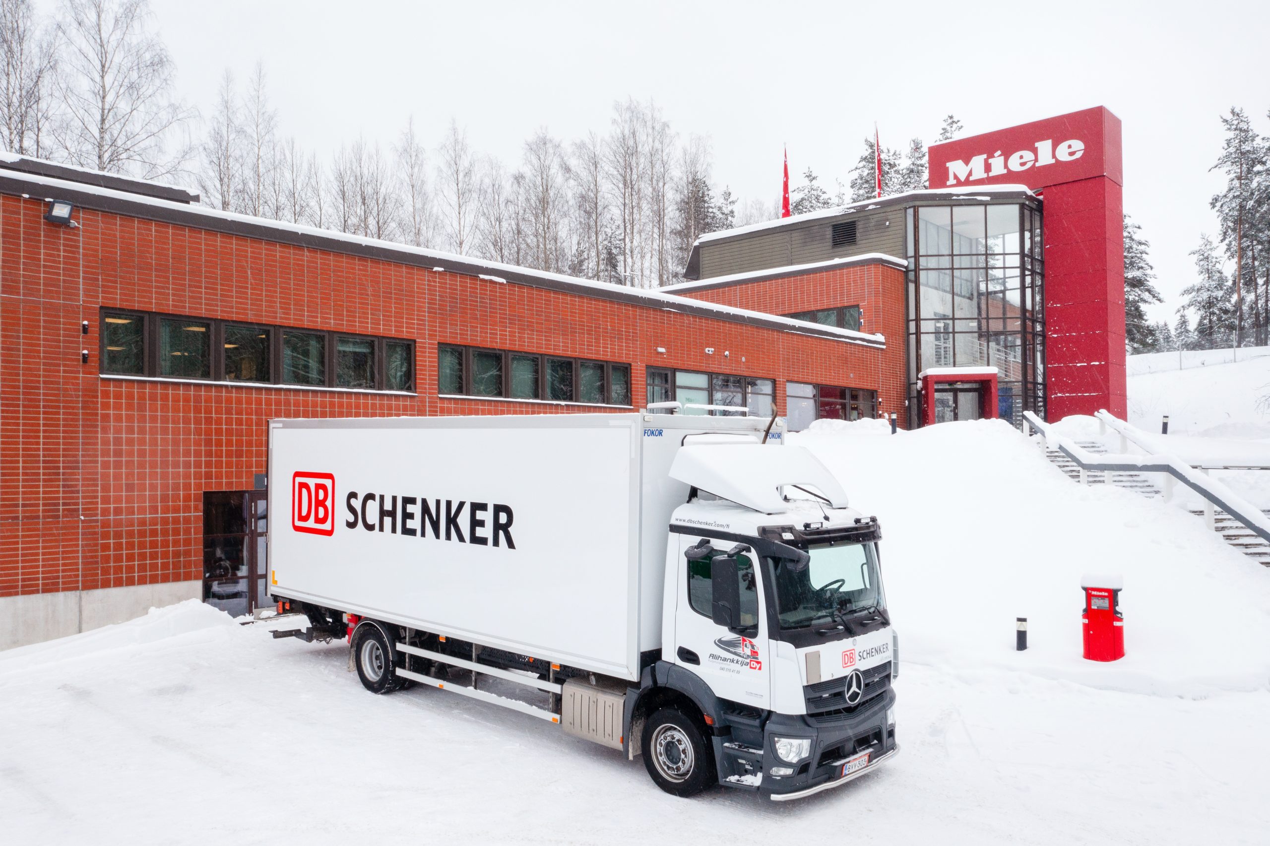 DB Schenkerin auto on pysäköity Miele Experience Centerin pihaan