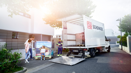 Mies tuo lähetyksen perheelle DB Schenkerin kuorma-autolla.