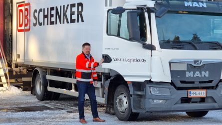 Markku Rautio seisoo DB Schenkerin kuorma-auton vieressä