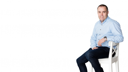 Mika Kinnunen istuu rennosti tuolilla.