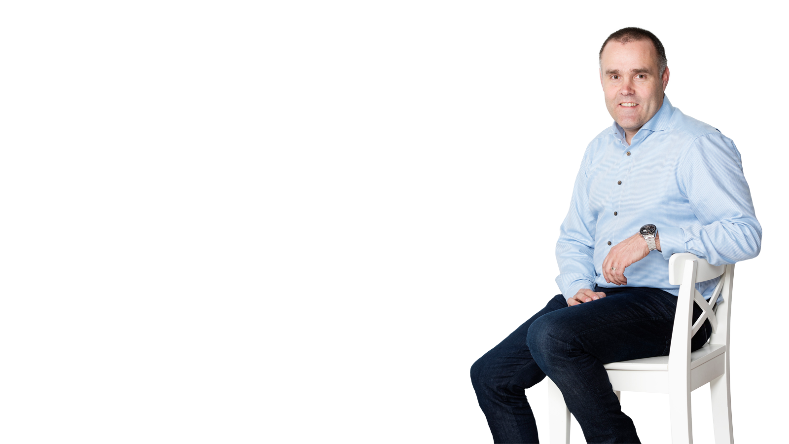 Mika Kinnunen istuu rennosti tuolilla.